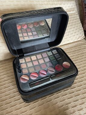 NWOT - YBF Your Best Friend emPOWER your beYOUty Makeup Set with Case